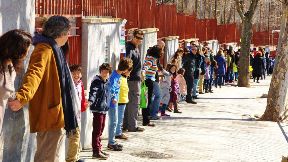 Alumnos y padres del Ciudad de Zaragoza 'rodearon' el colegio y el instituto en una protesta. (Foto: AMPA Ciudad de Zaragoza) Alumnos y padres del Ciudad de Zaragoza 'rodearon' el colegio y el instituto en una protesta. (Foto: AMPA Ciudad de Zaragoza)