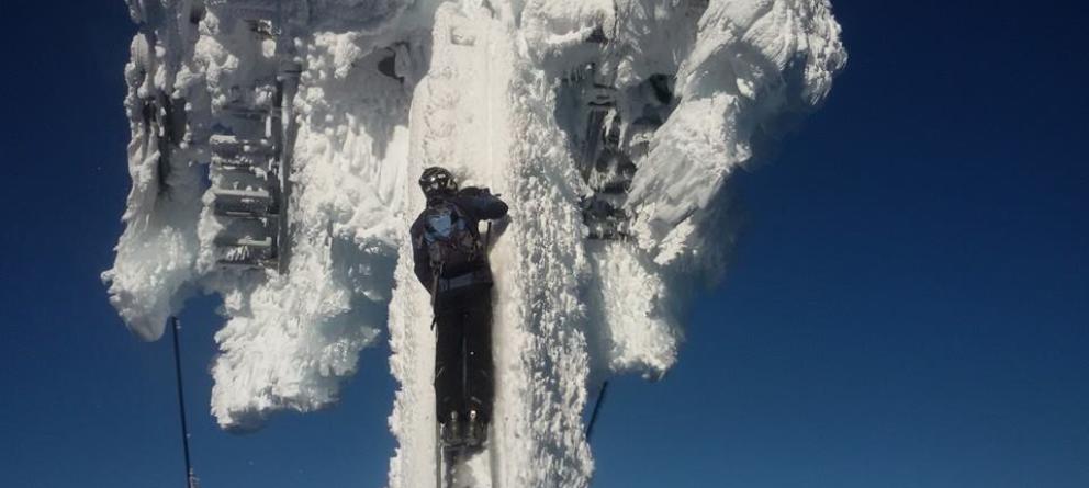 Un peón desbloquea los telesillas en Sierra Nevada. (Foto: CCOO) Un peón desbloquea los telesillas en Sierra Nevada. (Foto: CCOO)